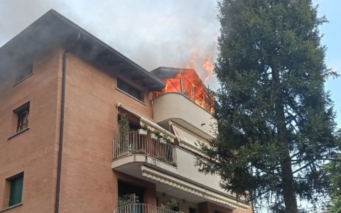 Incendio in un condominio: un residente perde la vita dopo un salto dalla finestra